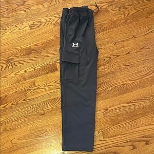 Under Armour kids Dark Gray Cargo Pants, size kids xl
